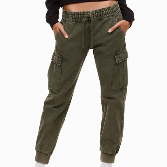 Aritzia Pants - Aritzia Tna cargo joggers size M